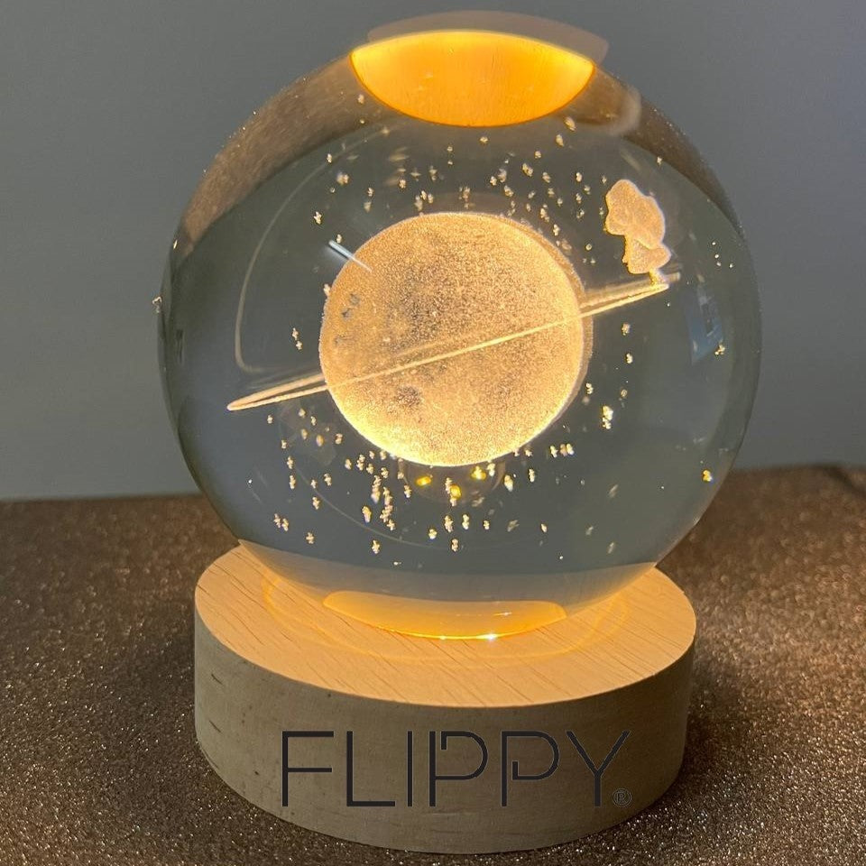 Lampa LED Decorativa, cu Bila de Cristal cu Diametru 6cm, Model Cer Instelat 3D, Alimentare USB, Suport din Lemn, Lumina Alb Cald