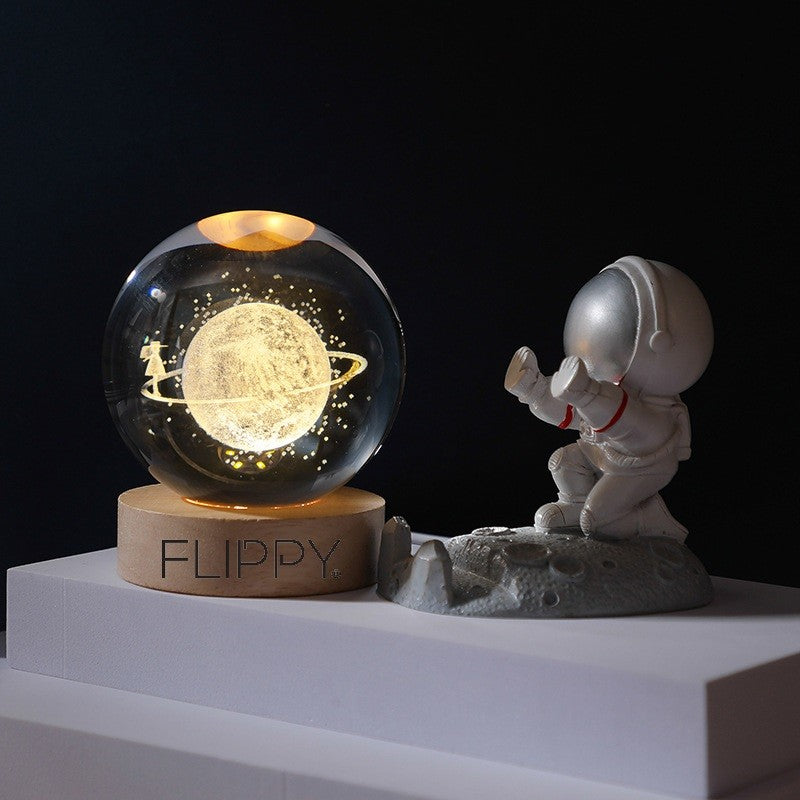 Lampa LED Decorativa, cu Bila de Cristal cu Diametru 6cm, Model Cer Instelat 3D, Alimentare USB, Suport din Lemn, Lumina Alb Cald