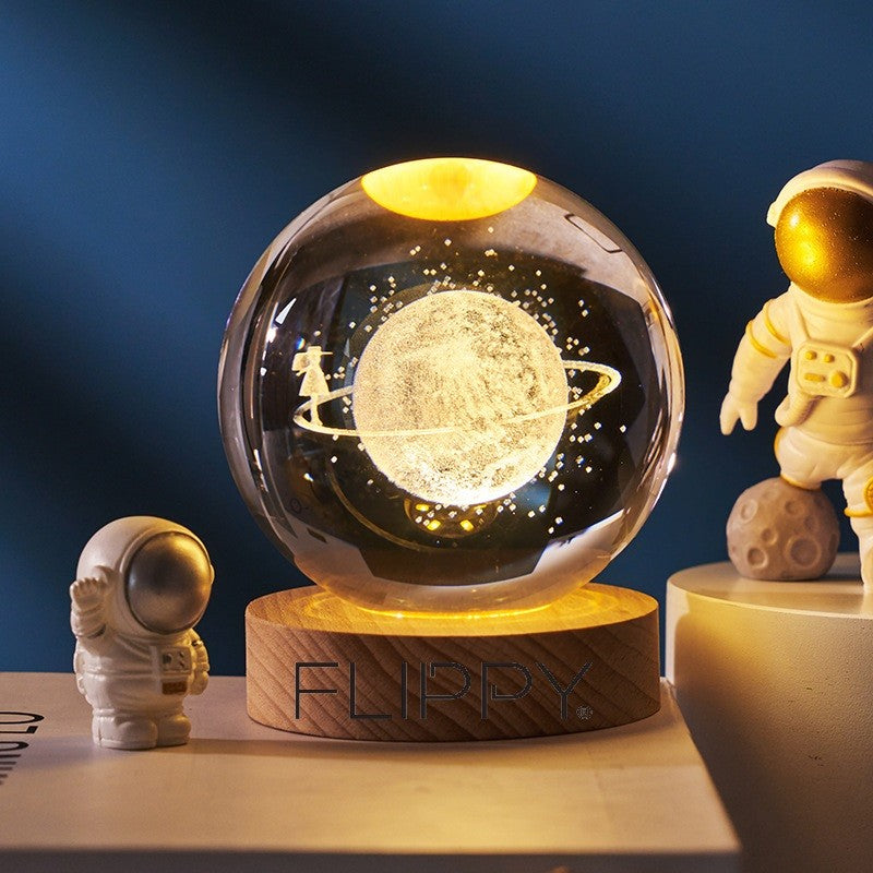 Lampa LED Decorativa, cu Bila de Cristal cu Diametru 6cm, Model Cer Instelat 3D, Alimentare USB, Suport din Lemn, Lumina Alb Cald