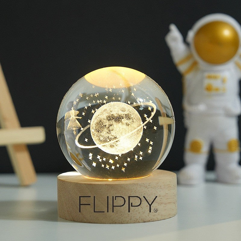 Lampa LED Decorativa, cu Bila de Cristal cu Diametru 6cm, Model Cer Instelat 3D, Alimentare USB, Suport din Lemn, Lumina Alb Cald