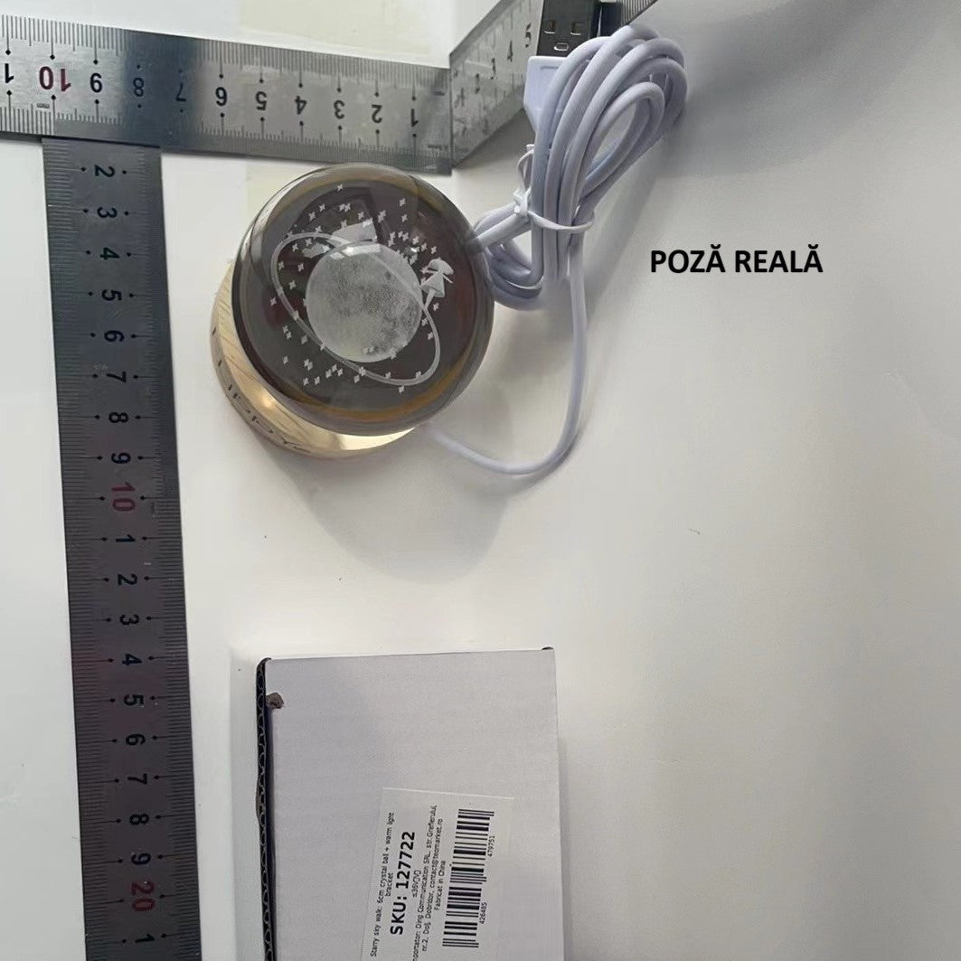 Lampa LED Decorativa, cu Bila de Cristal cu Diametru 6cm, Model Cer Instelat 3D, Alimentare USB, Suport din Lemn, Lumina Alb Cald