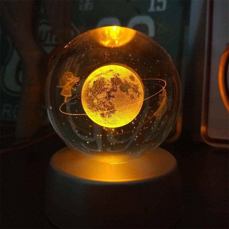 Lampa LED Decorativa, cu Bila de Cristal cu Diametru 6cm, Model Cer Instelat 3D, Alimentare USB, Suport din Lemn, Lumina Alb Cald