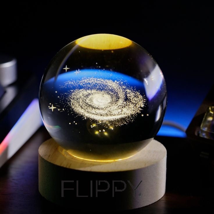 Lampa LED Decorativa, cu Bila de Cristal cu Diametru 6cm, Model Galaxie 3D, Alimentare USB, Suport din Lemn, Lumina Alb Cald
