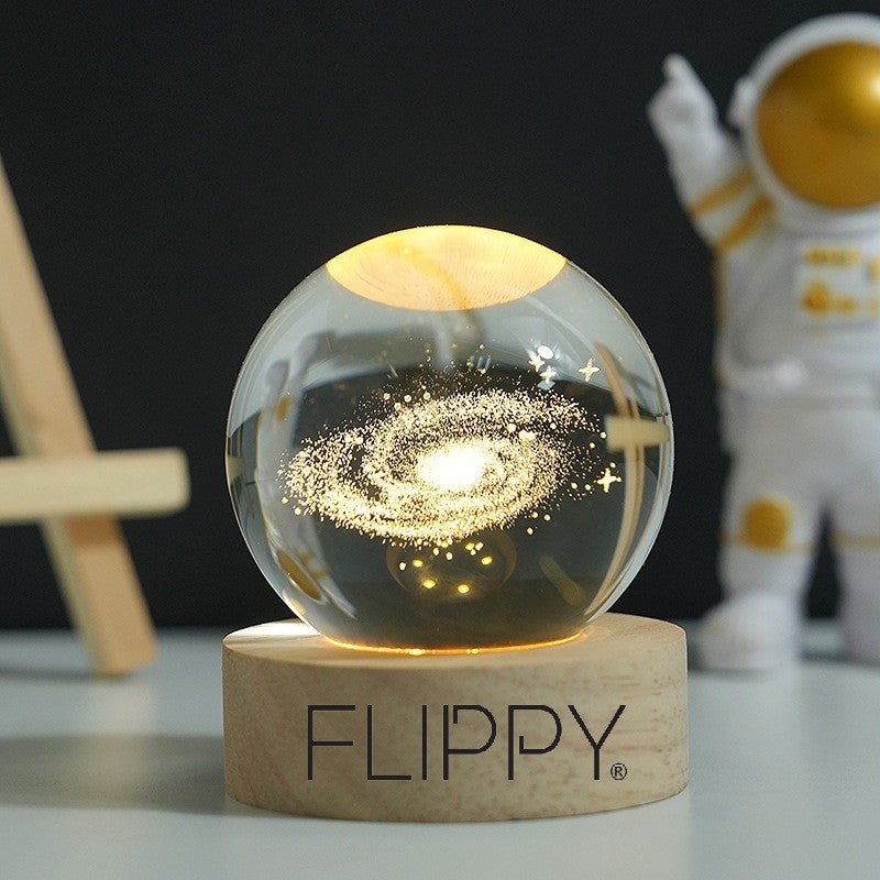 Lampa LED Decorativa, cu Bila de Cristal cu Diametru 6cm, Model Galaxie 3D, Alimentare USB, Suport din Lemn, Lumina Alb Cald