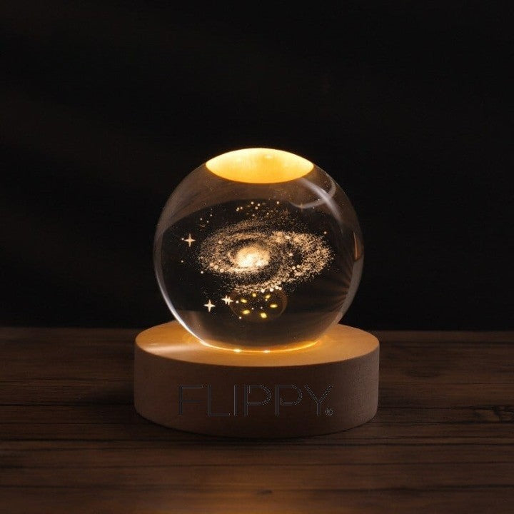 Lampa LED Decorativa, cu Bila de Cristal cu Diametru 6cm, Model Galaxie 3D, Alimentare USB, Suport din Lemn, Lumina Alb Cald