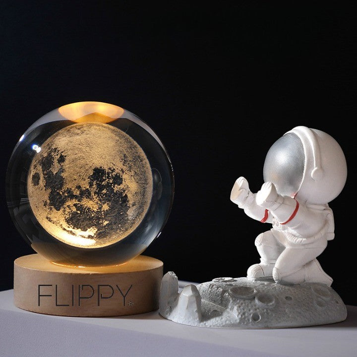 Lampa LED Decorativa, cu Bila de Cristal cu Diametru 6cm, Model Luna 3D, Alimentare USB, Suport din Lemn, Lumina Alb Cald