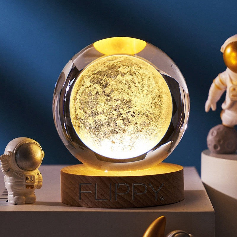 Lampa LED Decorativa, cu Bila de Cristal cu Diametru 6cm, Model Luna 3D, Alimentare USB, Suport din Lemn, Lumina Alb Cald