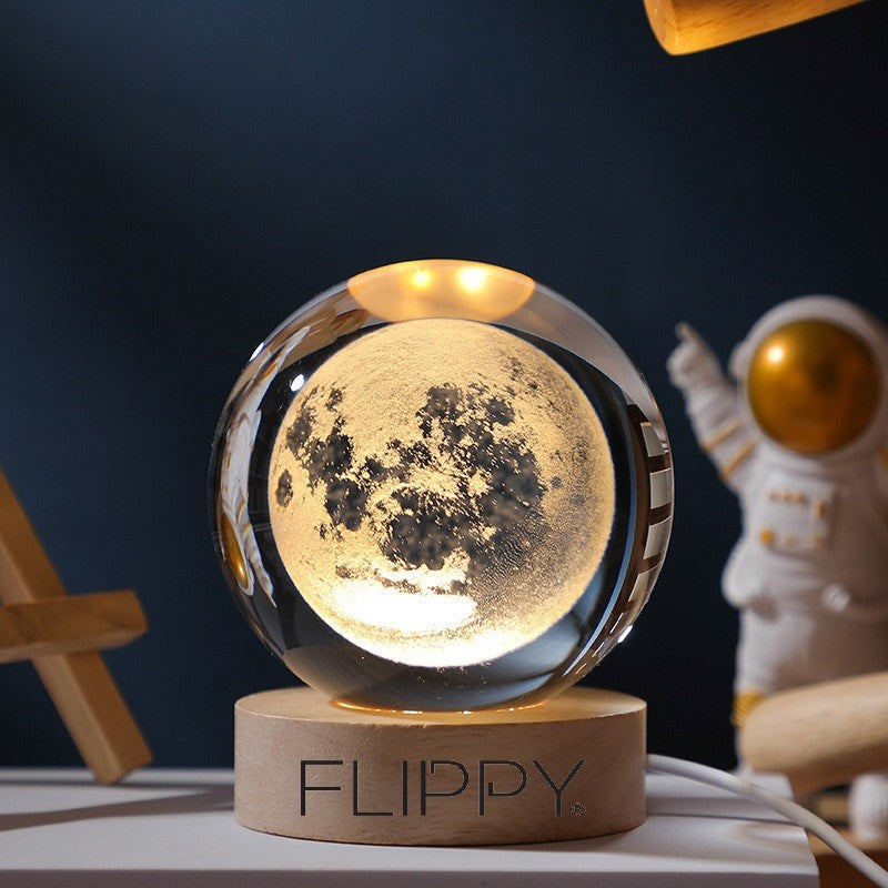 Lampa LED Decorativa, cu Bila de Cristal cu Diametru 6cm, Model Luna 3D, Alimentare USB, Suport din Lemn, Lumina Alb Cald