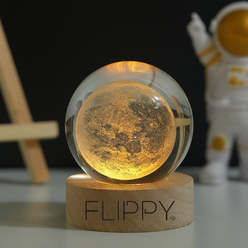 Lampa LED Decorativa, cu Bila de Cristal cu Diametru 6cm, Model Luna 3D, Alimentare USB, Suport din Lemn, Lumina Alb Cald