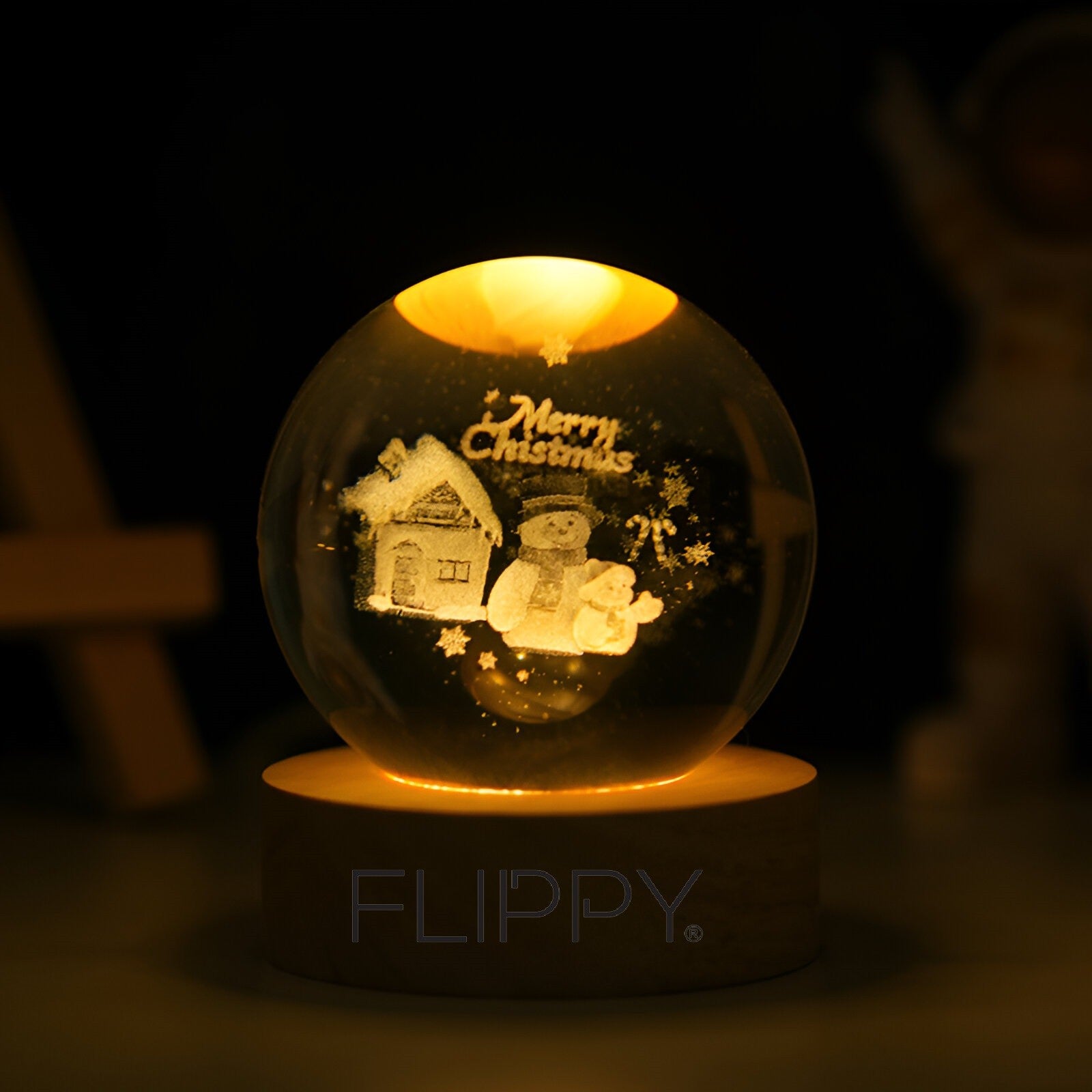 Lampa LED Decorativa, cu Bila de Cristal cu Diametru 6cm, Model Merry Christmas 3D, Alimentare USB, Suport din Lemn, Lumina Alb Cald