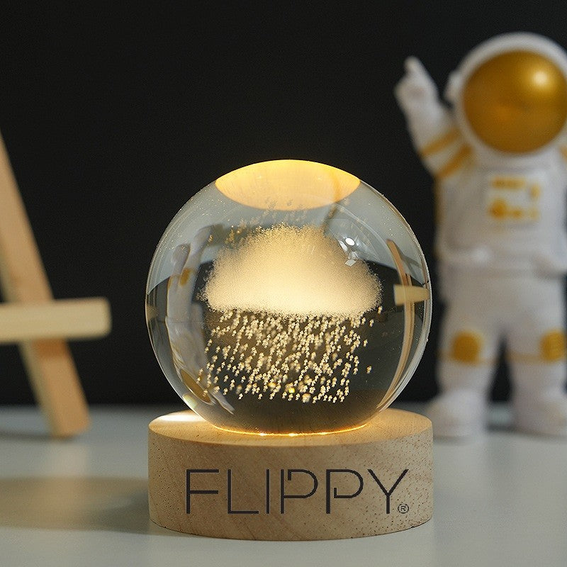 Lampa LED Decorativa, cu Bila de Cristal cu Diametru 6cm, Model Nor Ploios 3D, Alimentare USB, Suport din Lemn, Lumina Alb Cald