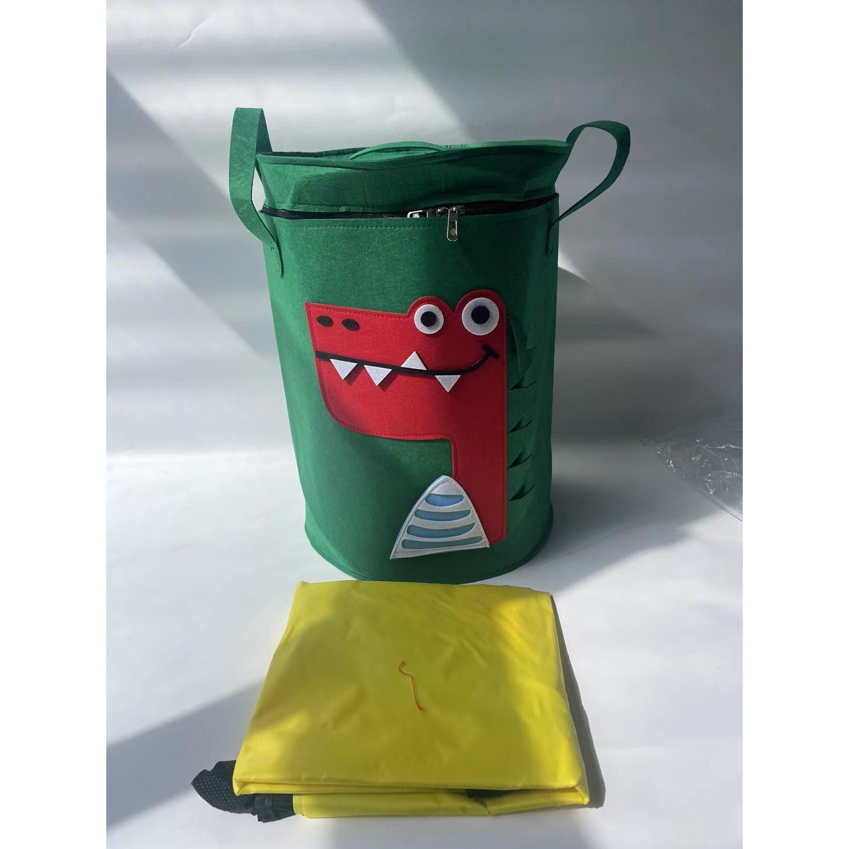 Cutie de Depozitare 2In1, Impermeabila, Covor pentru Jucarii si Lego 150cm, Capacitate Mare, cu Manere, cu Sfori, Inaltime 40cm, Model Crocodil, Verde