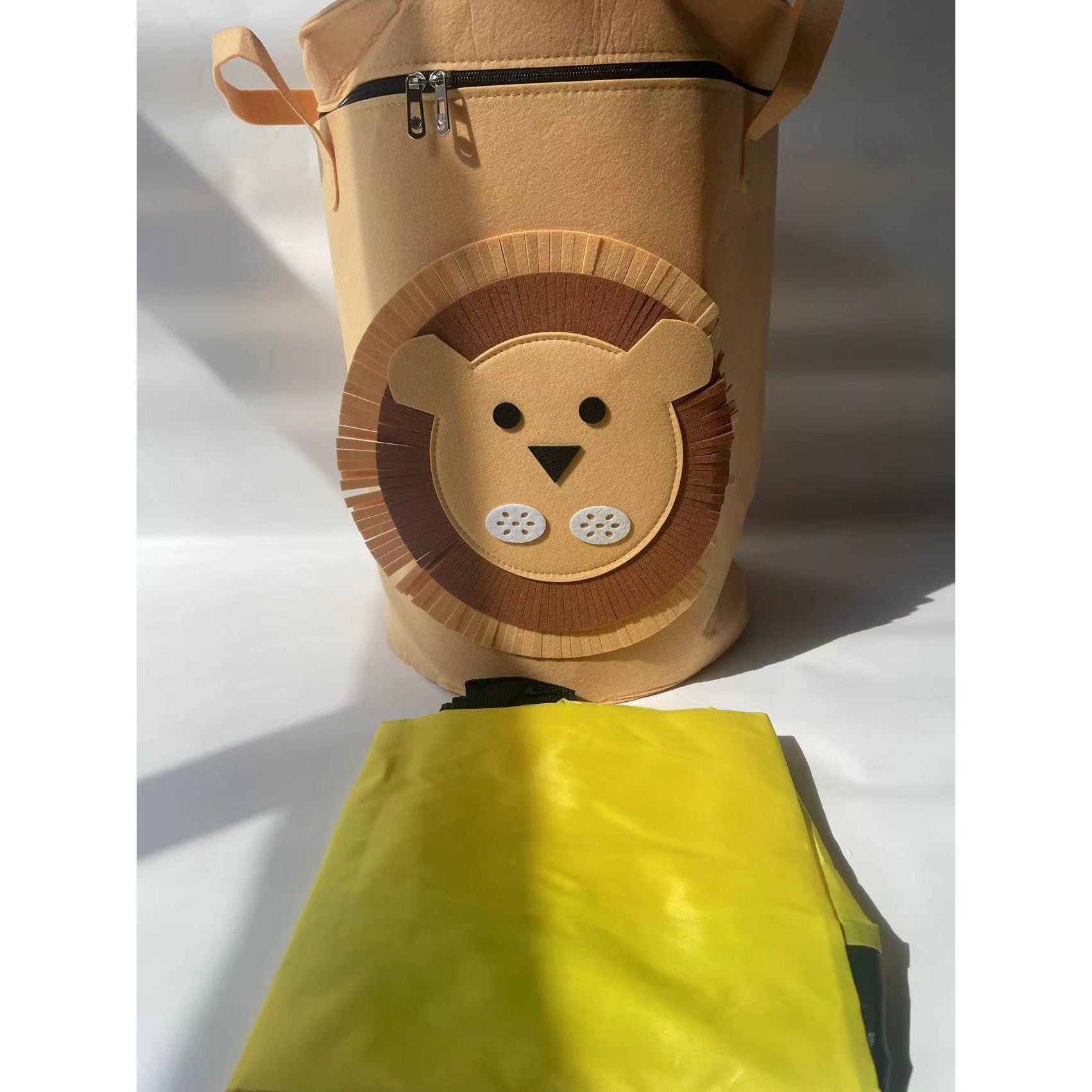 Cutie de Depozitare 2In1, Impermeabila, Covor pentru Jucarii si Lego 150cm, Capacitate Mare, cu Manere, cu Sfori, Inaltime 40cm, Model Leu, Maro