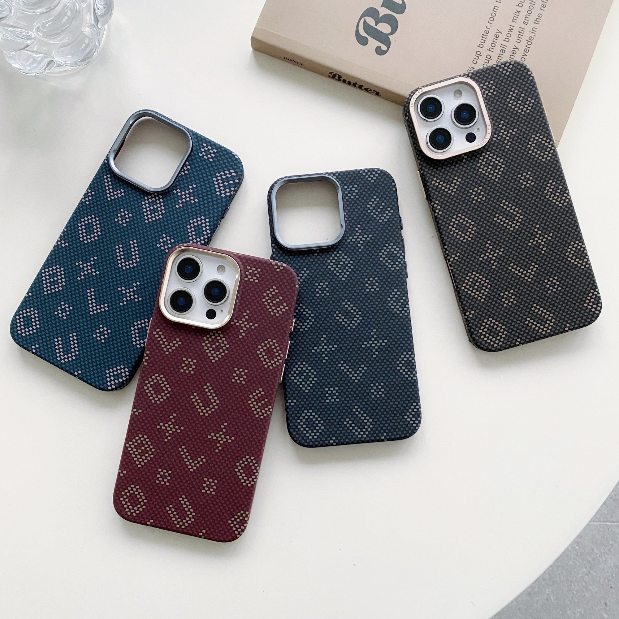 Carcasa Magnetica, Compatibila Apple iPhone 16 Pro Max, din Fibra de Carbon, Litere Fosforescente, Portocaliu