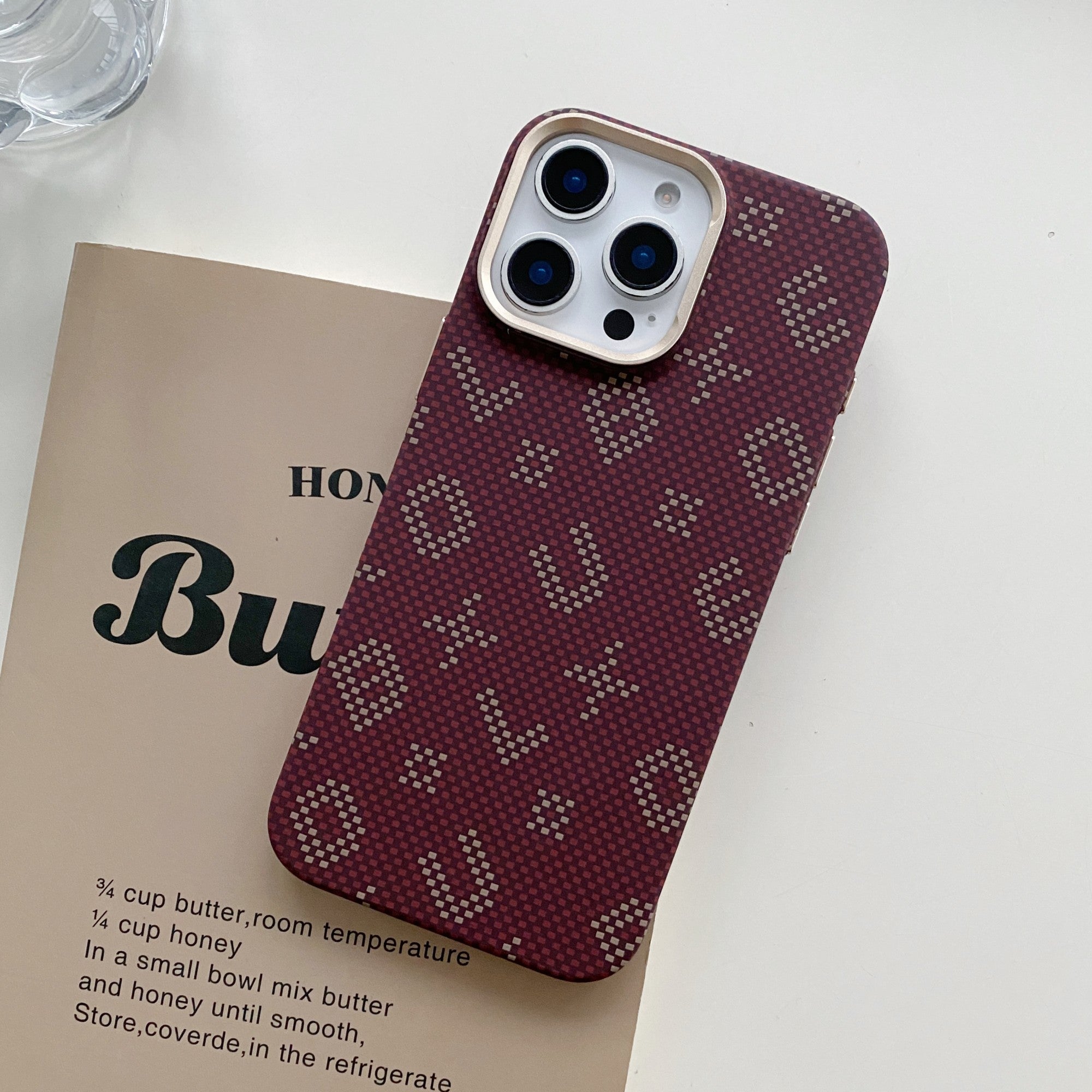 Carcasa Magnetica, Compatibila Apple iPhone 16 Pro Max, din Fibra de Carbon, Litere Fosforescente, Portocaliu