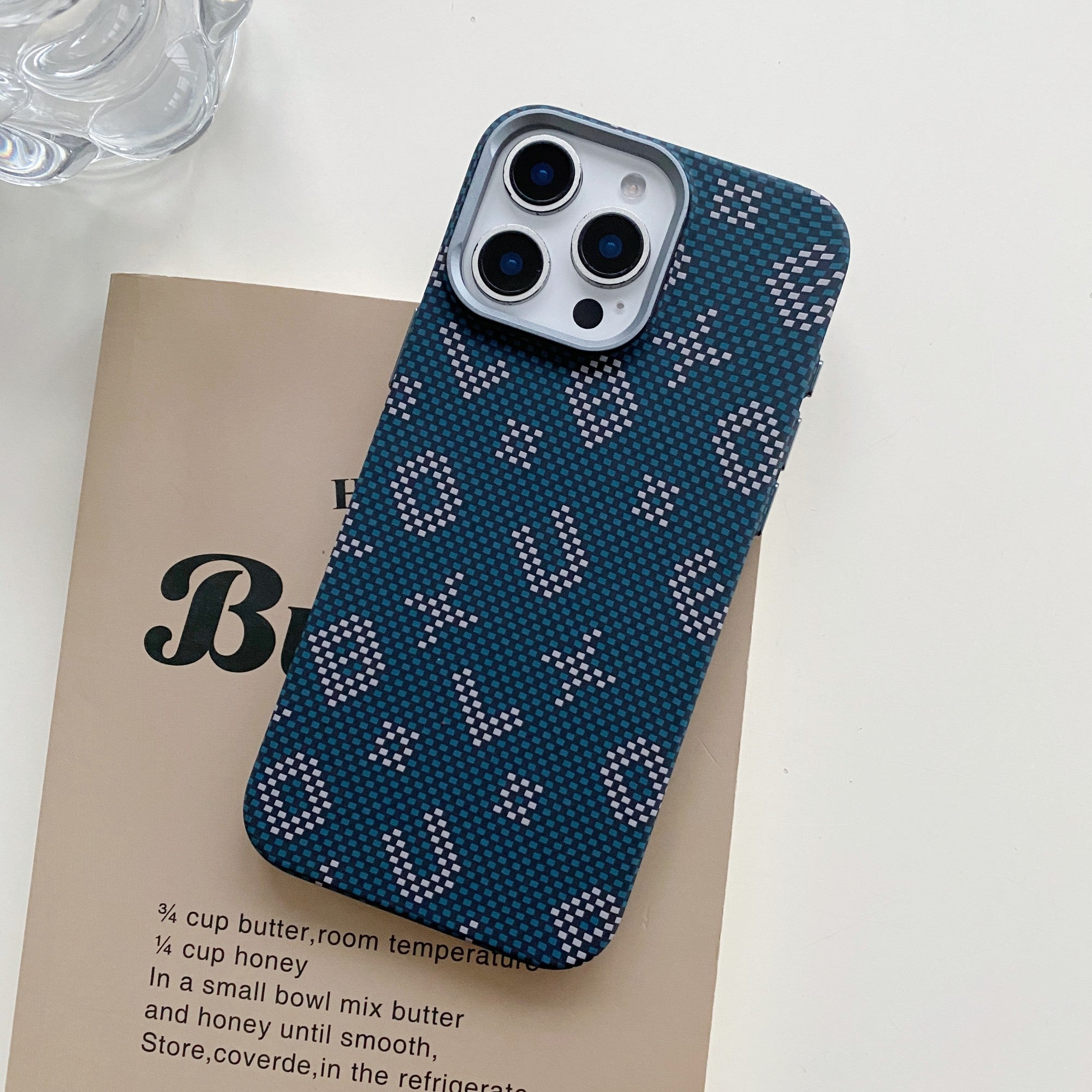 Carcasa Magnetica, Compatibila Apple iPhone 16 Pro Max, din Fibra de Carbon, Litere Fosforescente, Portocaliu