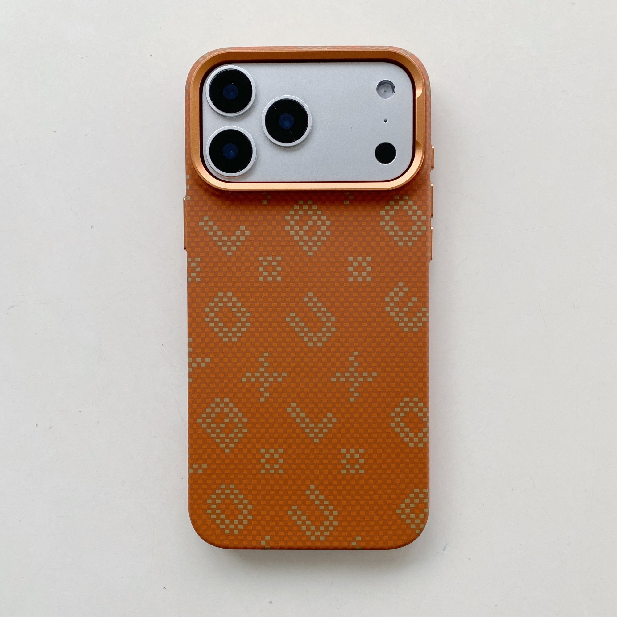 Carcasa Magnetica, Compatibila Apple iPhone 16 Pro Max, din Fibra de Carbon, Litere Fosforescente, Portocaliu