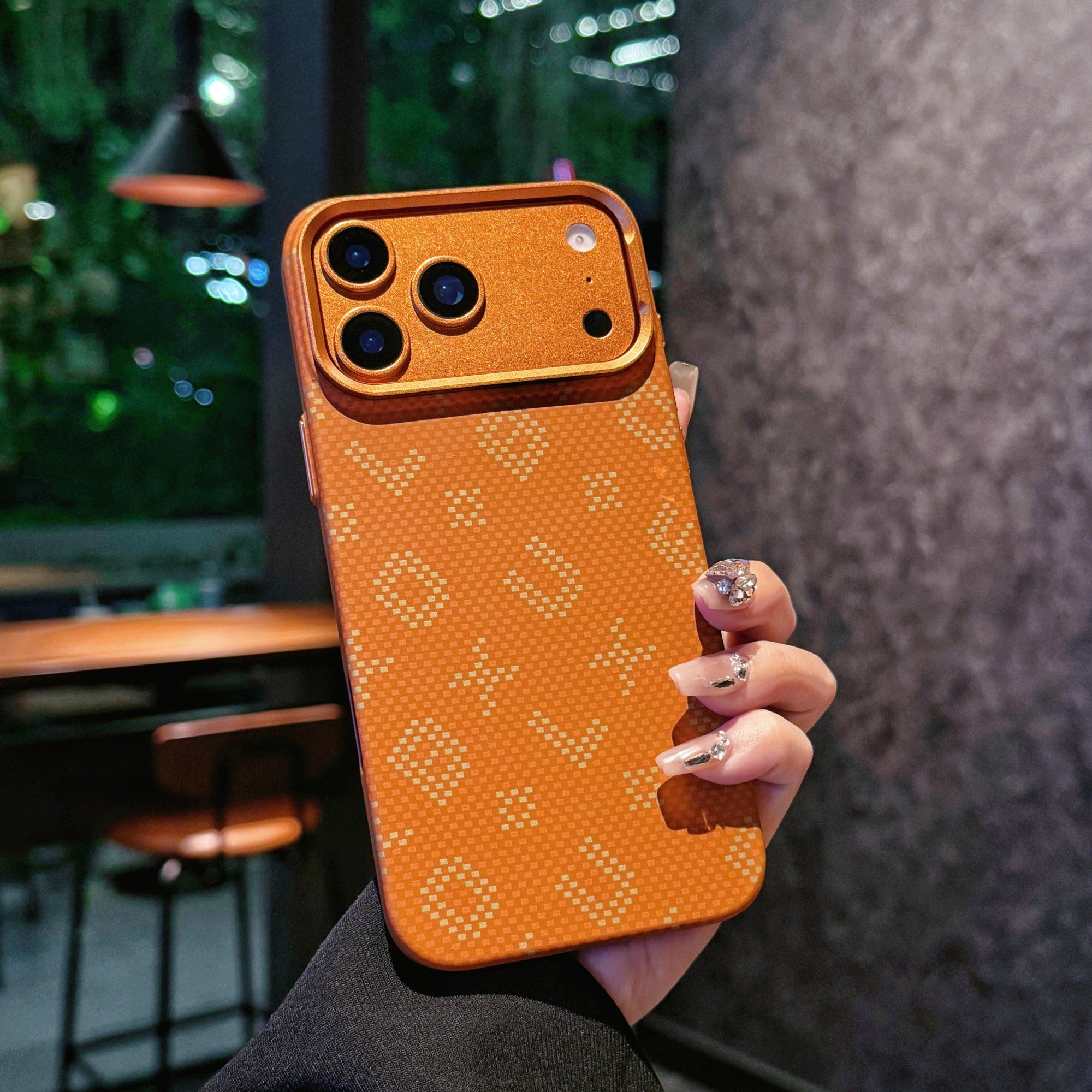 Carcasa Magnetica, Compatibila Apple iPhone 17 Pro Max, din Fibra de Carbon, Litere Fosforescente, Portocaliu