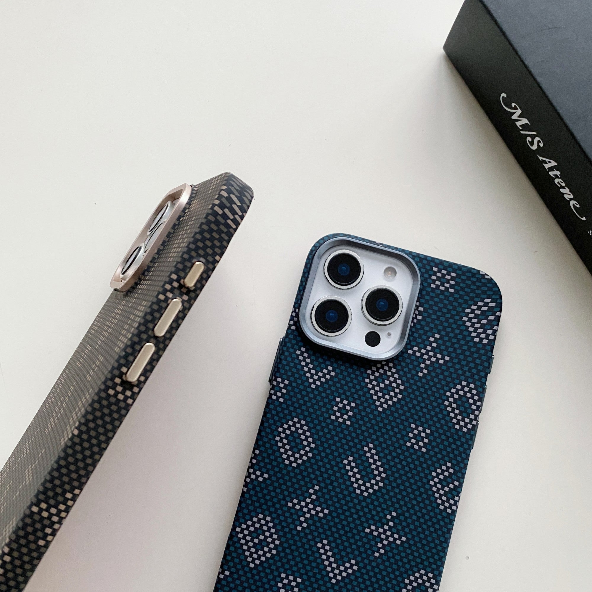 Carcasa Magnetica, Compatibila Apple iPhone 17 Pro Max, din Fibra de Carbon, Litere Fosforescente, Portocaliu