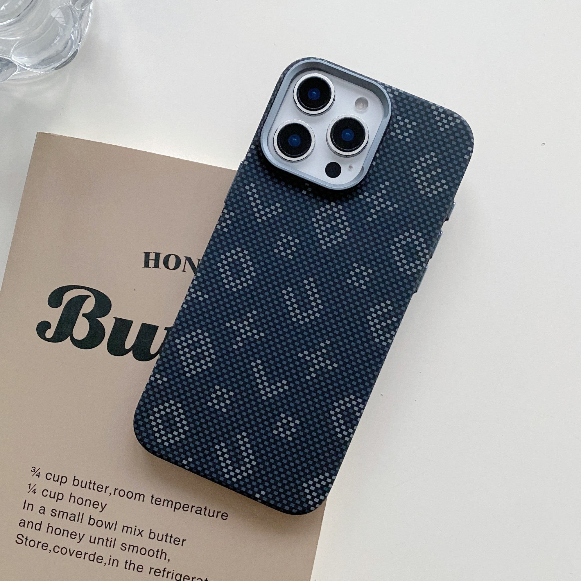 Carcasa Magnetica, Compatibila Apple iPhone 17 Pro Max, din Fibra de Carbon, Litere Fosforescente, Portocaliu