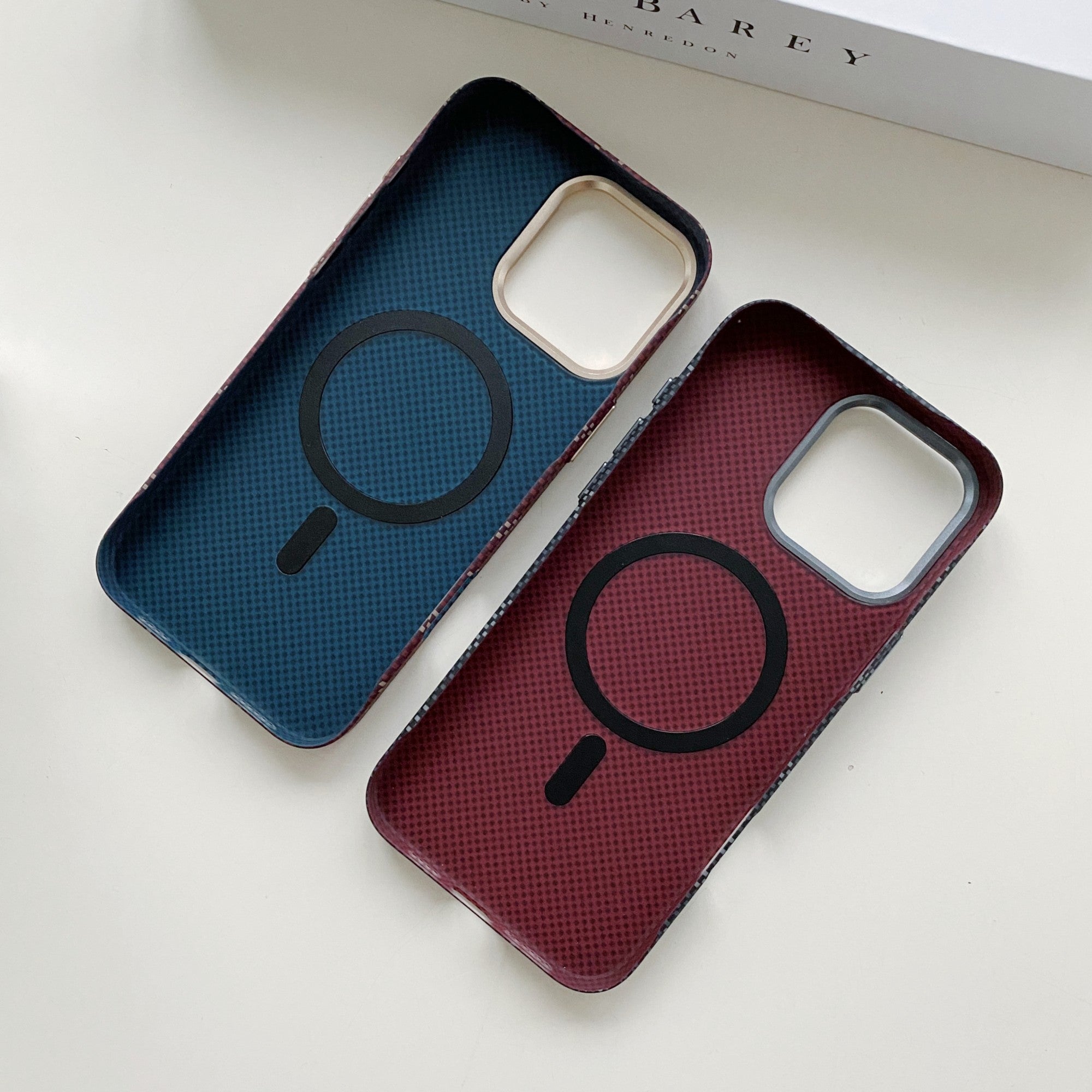 Carcasa Magnetica, Compatibila Apple iPhone 17 Pro Max, din Fibra de Carbon, Litere Fosforescente, Portocaliu