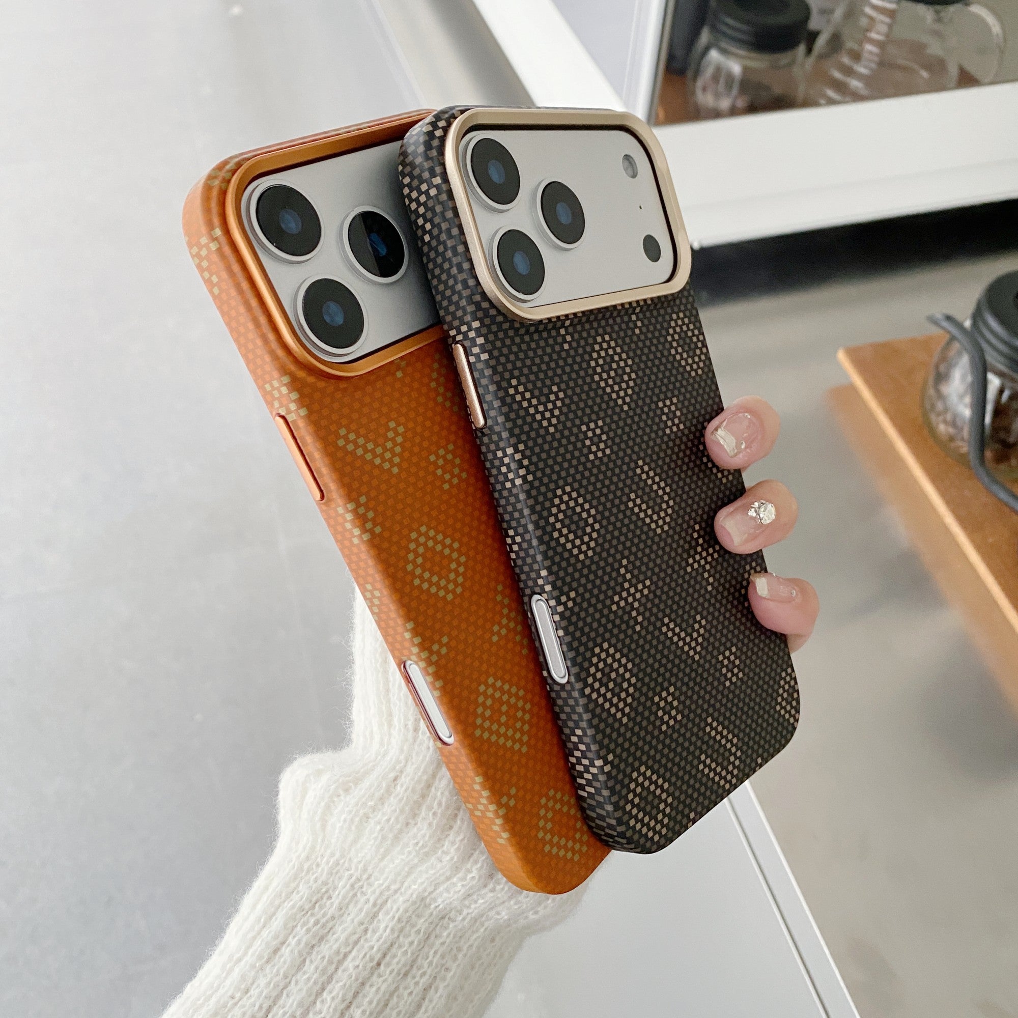 Carcasa Magnetica, Compatibila Apple iPhone 17 Pro Max, din Fibra de Carbon, Litere Fosforescente, Portocaliu