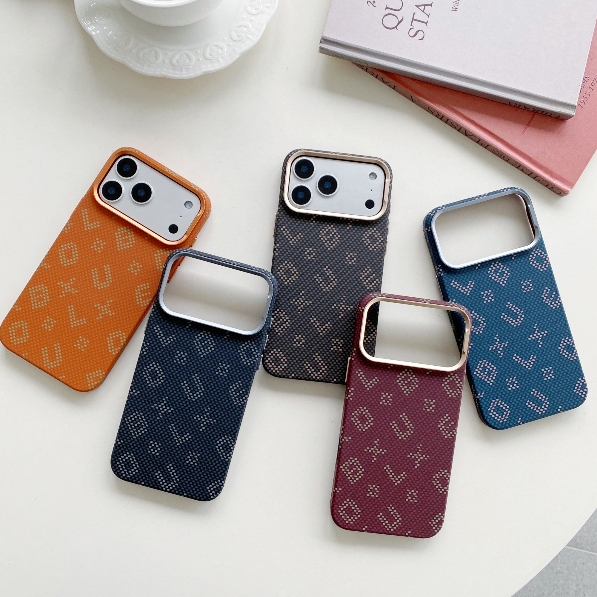 Carcasa Magnetica, Compatibila Apple iPhone 17 Pro Max, din Fibra de Carbon, Litere Fosforescente, Portocaliu