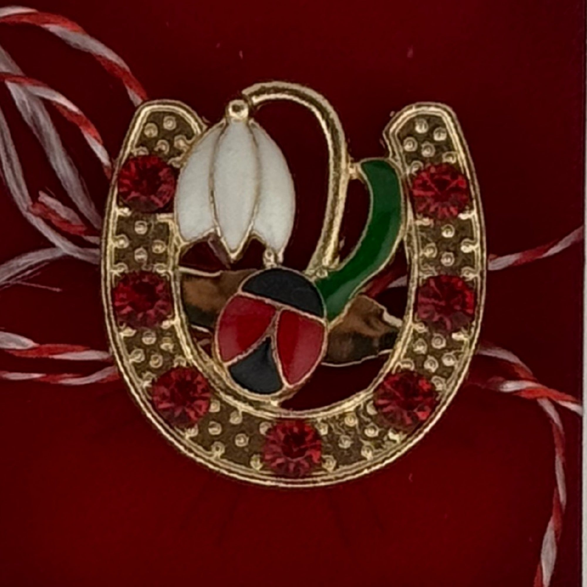 Martisor Brosa Mica in Cutie, Dimensiune Brosa 2.5-3cm, Material Metal, Model Potcoava Buburuza Ghiocel