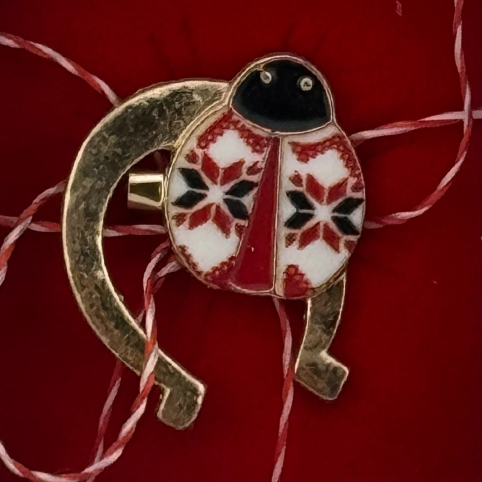 Martisor Brosa Mica in Cutie, Dimensiune Brosa 2.5-3cm, Material Metal, Model Potcoava cu Buburuza Traditionala