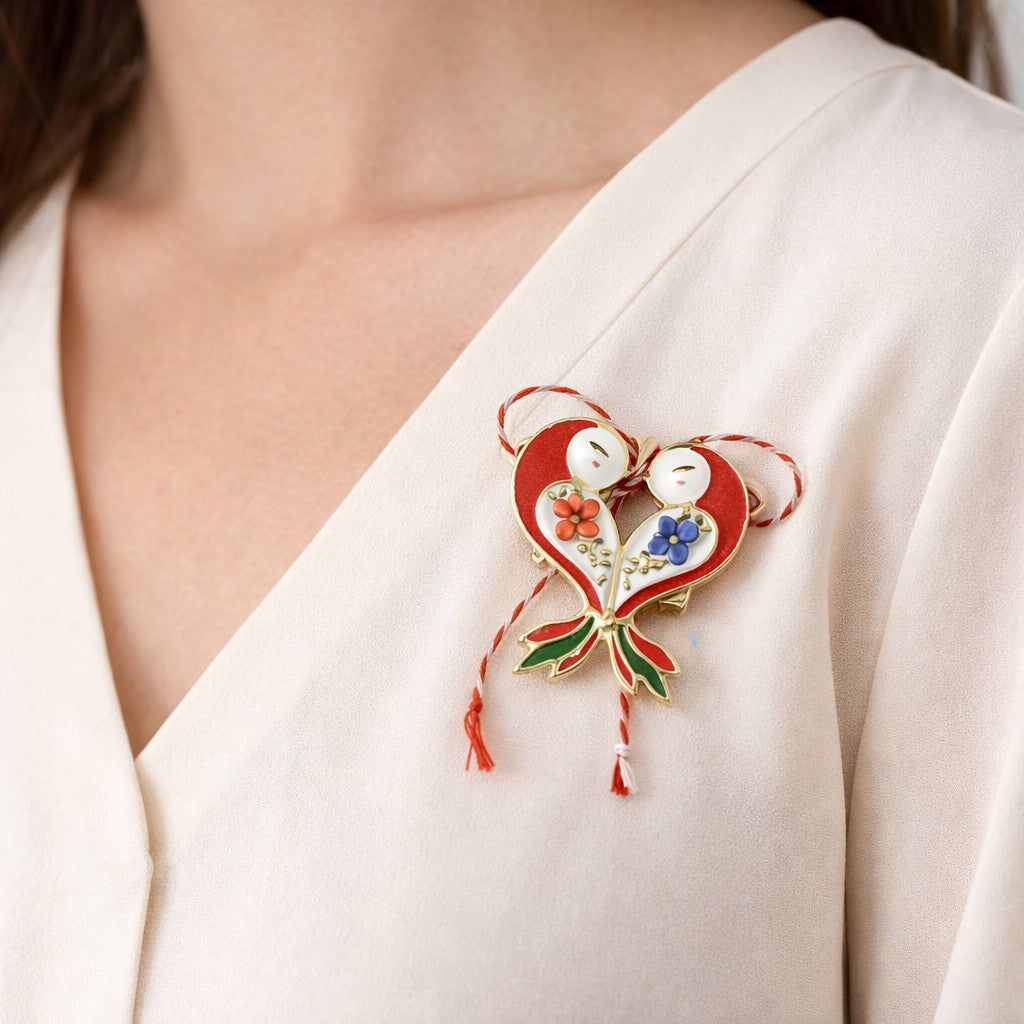 Martisor Brosa Mica in Cutie, Dimensiune Brosa 2.5-3 cm, Material Metal, Model Vrabiute, Multicolor