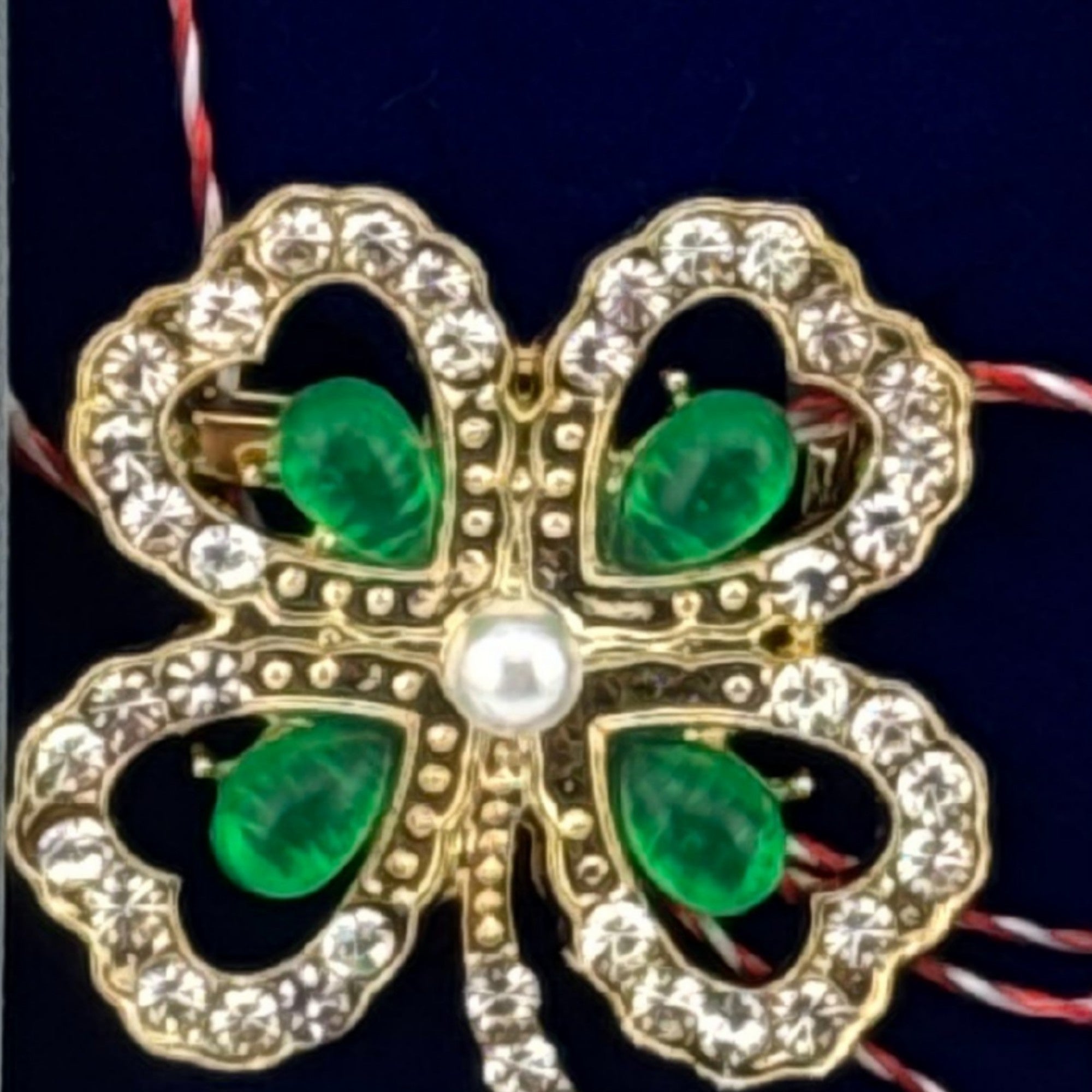 Martisor Brosa Placata cu Aur 24K, Dimensiune Brosa 2-3 cm, Model Trifoi cu Pietre Verzi