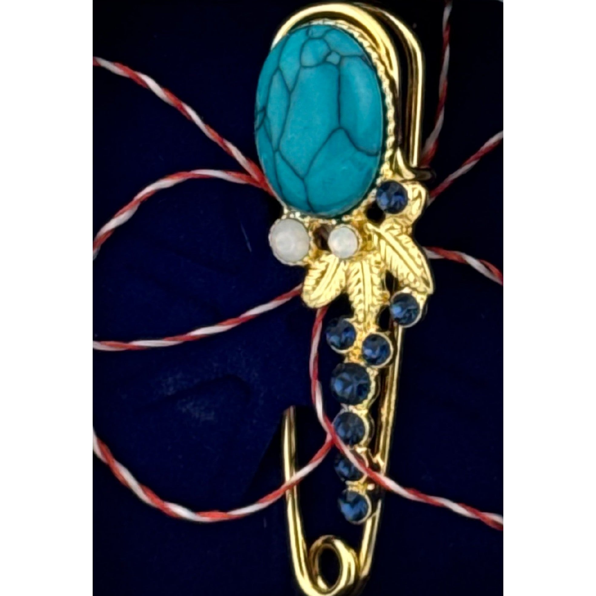 Martisor Brosa Placata cu Aur 24K, Dimensiune Brosa 2-3 cm, Model Floare, Piatra Albastra, Auriu