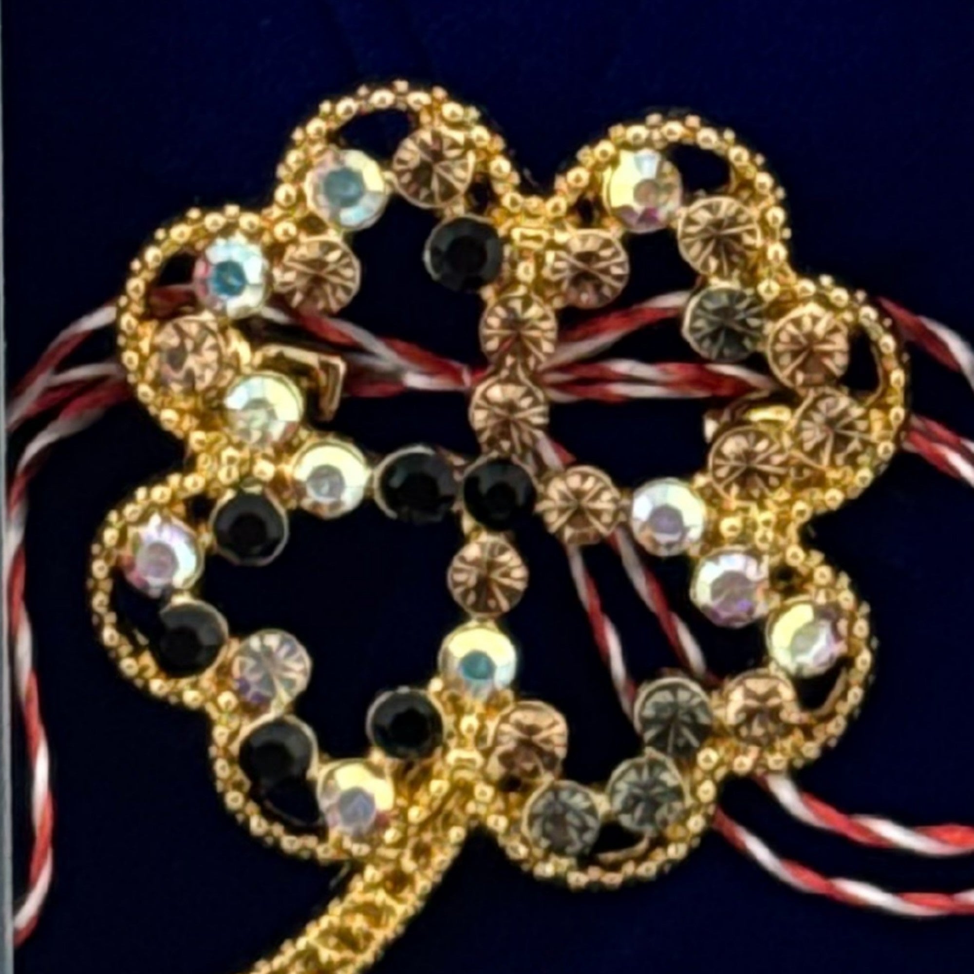 Martisor Brosa Placata cu Aur 24K, Dimensiune Brosa 2-3 cm, Model Trifoi cu Pietricele, Auriu