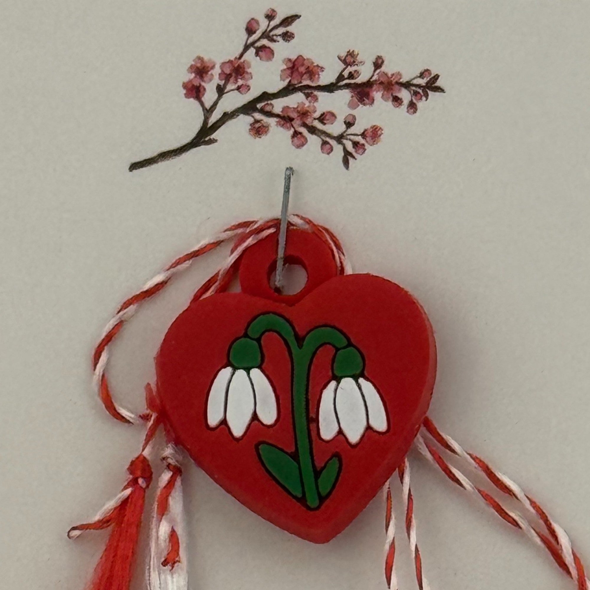 Martisor pentru Copii, Material Cauciuc, Ambalaj Carton cu Design, Multicolor, Model Inima si Ghiocel