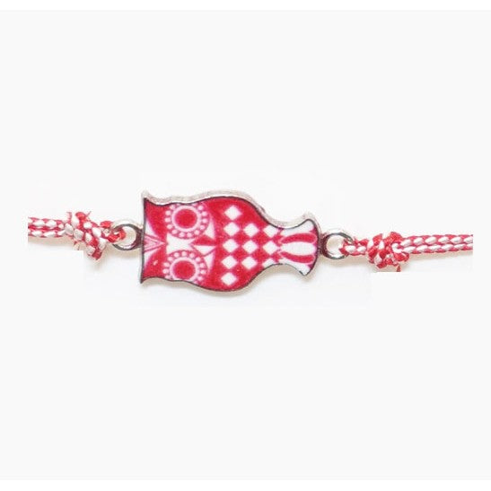 Martisor tip Bratara Traditionala cu Pandantiv, Model Bufnita, Snur Impletit Alb/Rosu, Dimensiune Pandativ Aprox 2 cm, Ambalaj cu Design