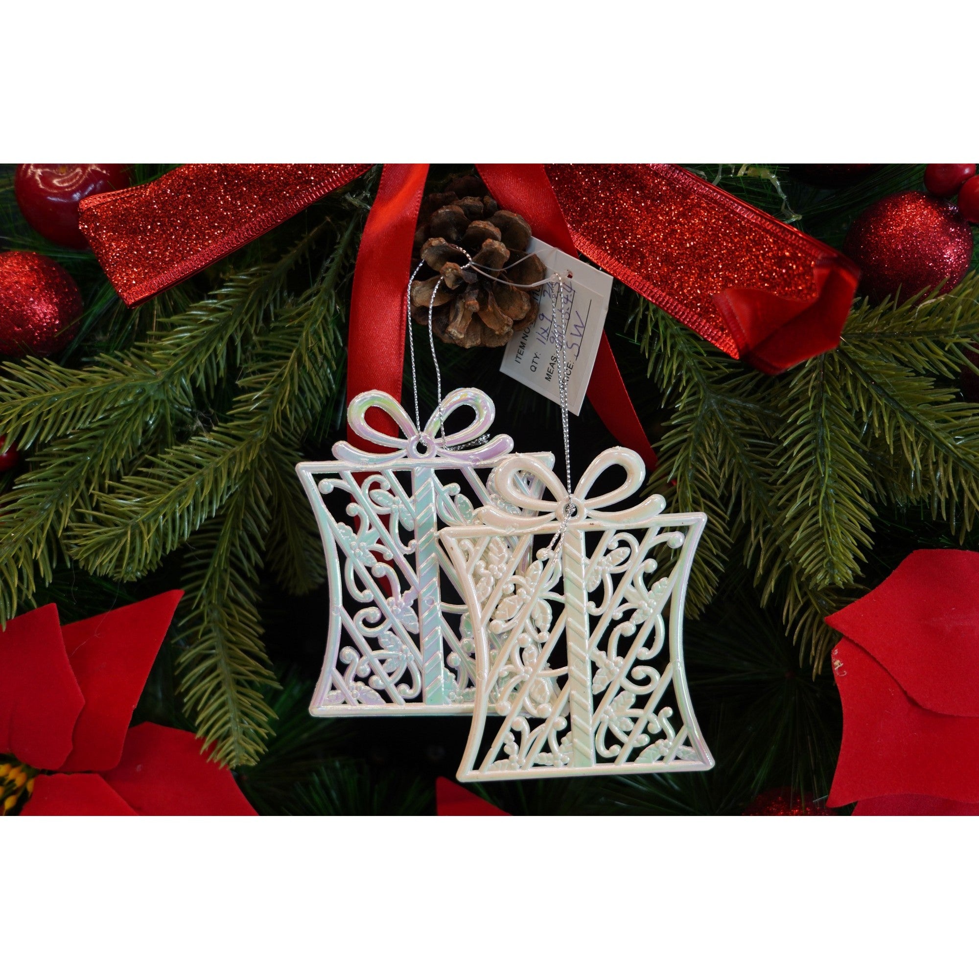 Ornament brad de Craciun, Perlat, in forma de Cadou, 9 cm x 11 cm, Plastic