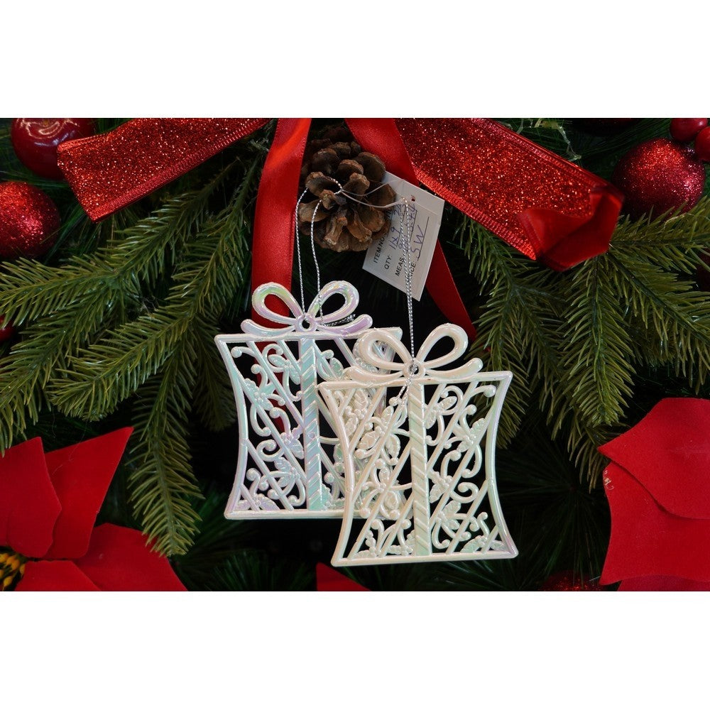 Ornament brad de Craciun, Perlat, in forma de Cadou, 9 cm x 11 cm, Plastic