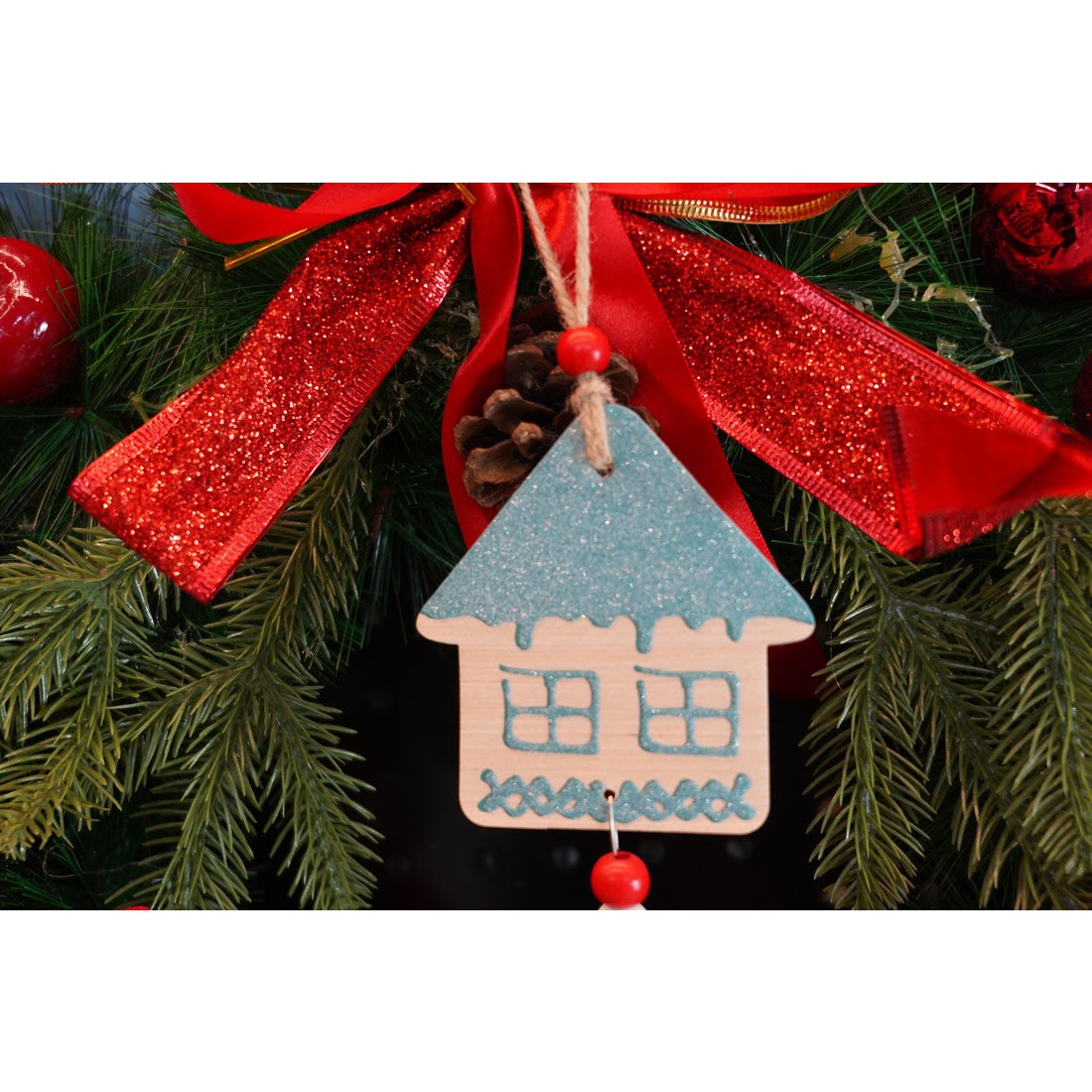 Ornament de brad casuta, multicolor, lemn, 18 cm