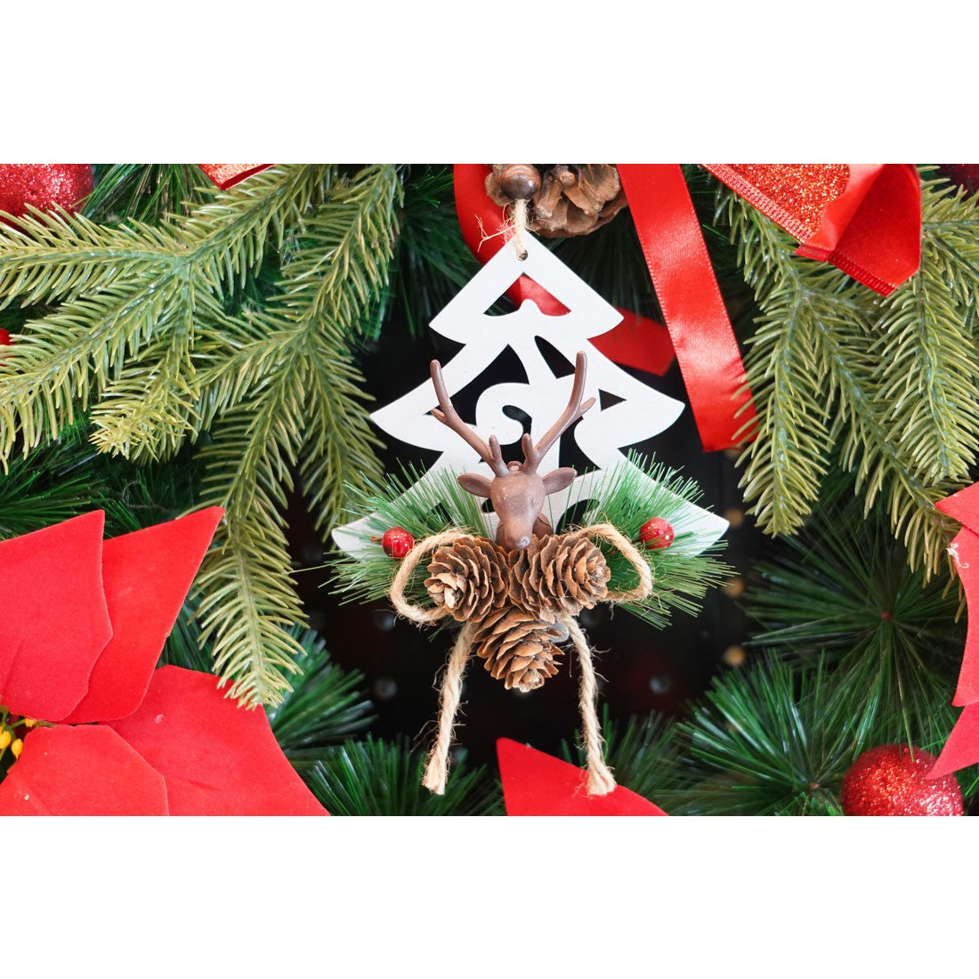 Ornament de brad cerb cu pom de craciun, multicolor, lemn, 18 cm