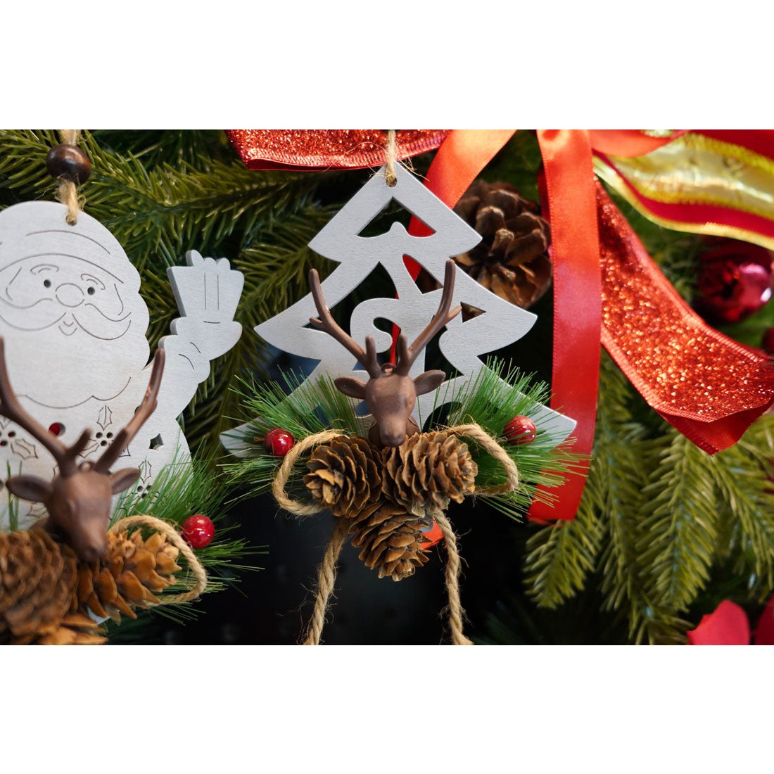 Ornament de brad cerb cu pom de craciun, multicolor, lemn, 18 cm