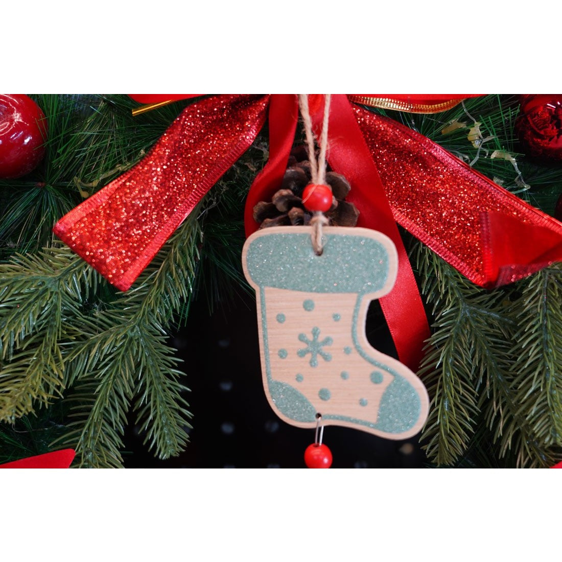 Ornament de brad ciorap cu clopotel, multicolor, lemn, 17 cm