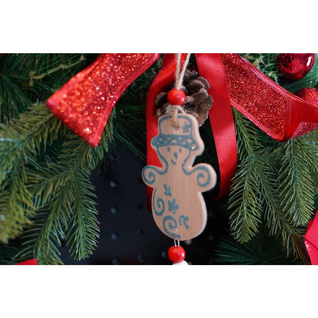 Ornament de brad om de zapada, multicolor, lemn, 17 cm