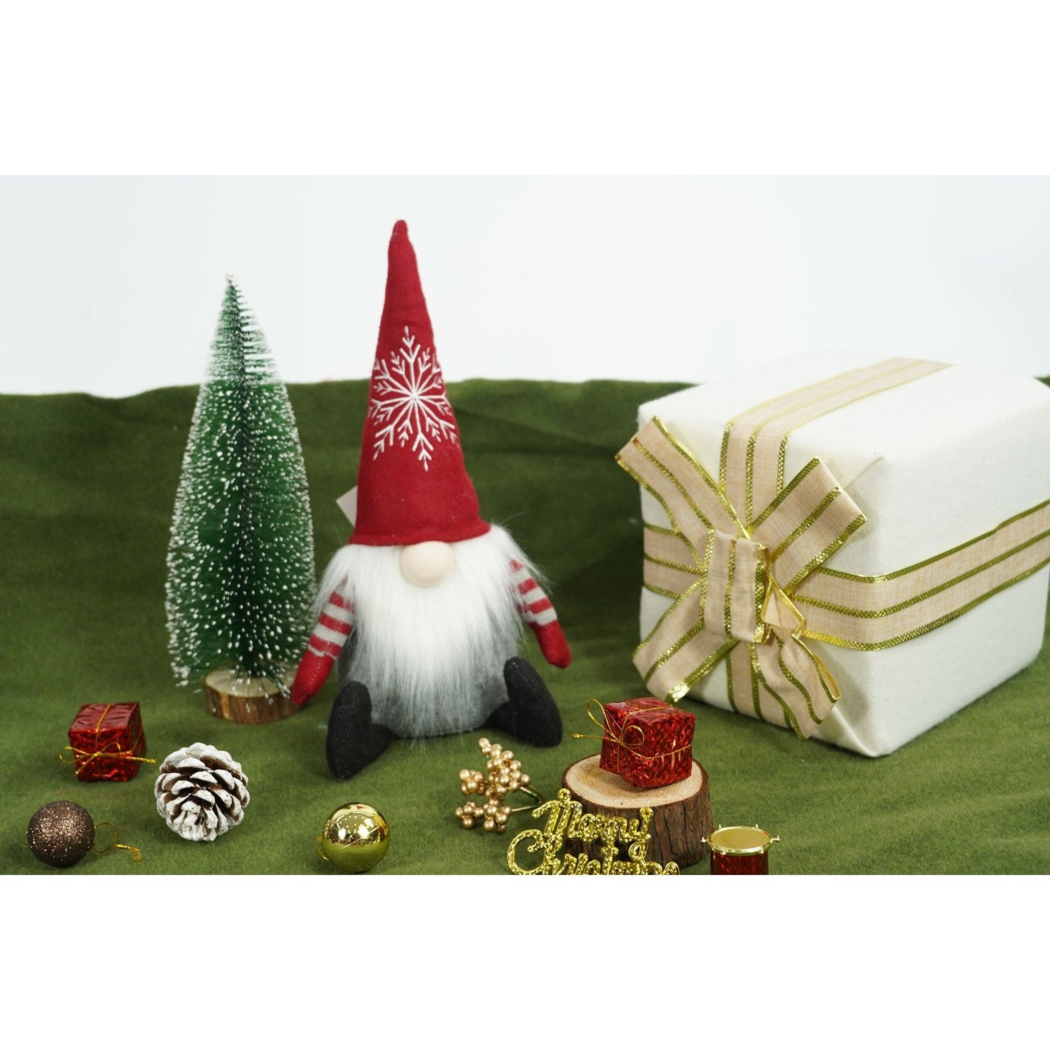 Ornament de Craciun spiridus cu palarie rosie, rosu/gri, textil, 31 cm