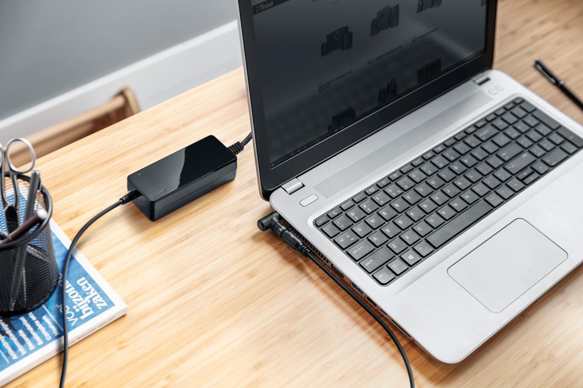 Incarcartor laptop Trust Primo 70W, negr
