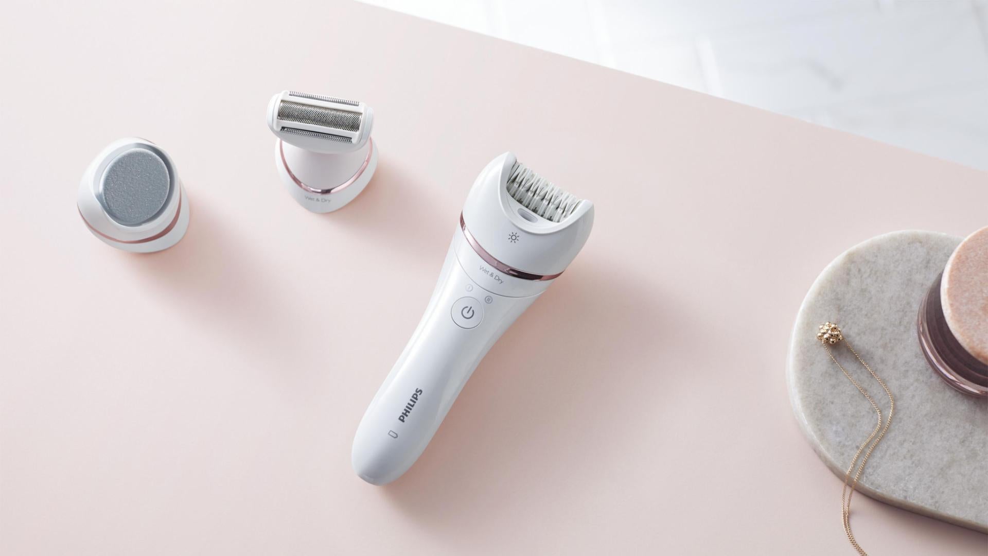 Epilator umed si uscat PHILIPS Seria 8000 BRE730/10, 7 accesorii, 32 pensete, Utilizare fara fir, 2 setari viteza, Opti-light, Discuri ceramice, Argintiu, L x A x I (mm) 65x210x185