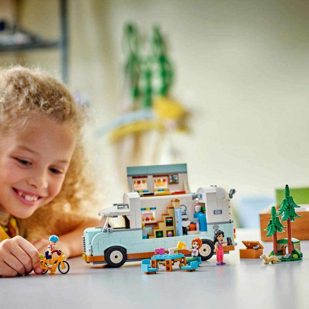 AVENTURA IN RULOTA CU PRIETENII, LEGO42663
