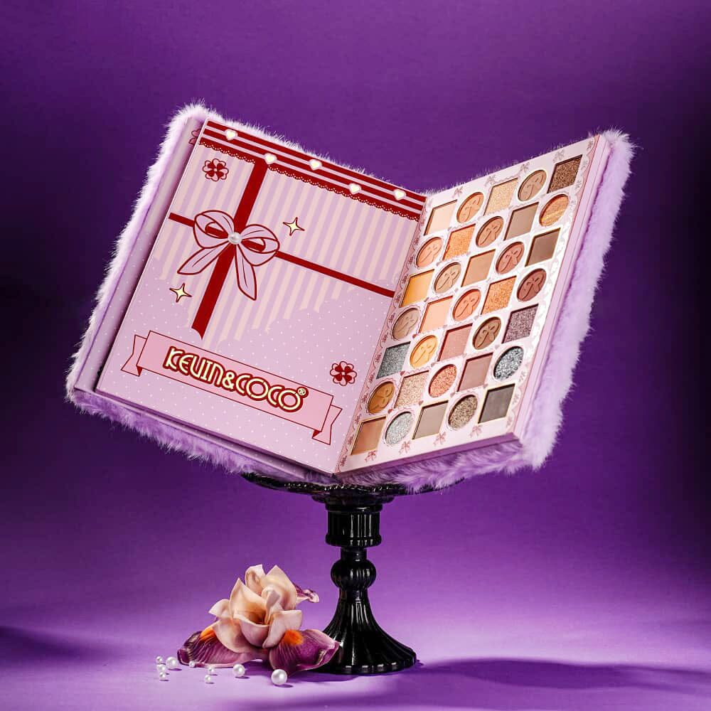 Paleta de Machiaj Tip Carte KEVIN & COCO, Model Purple Plush Bow Palette, 82 Culori, Trusa Completa pentru Ochi si Fata, Farduri, Blush, Iluminator si Contur, Design Catifelat cu Fundita, 22.8 x 17.4 x 4.6 cm, Roz