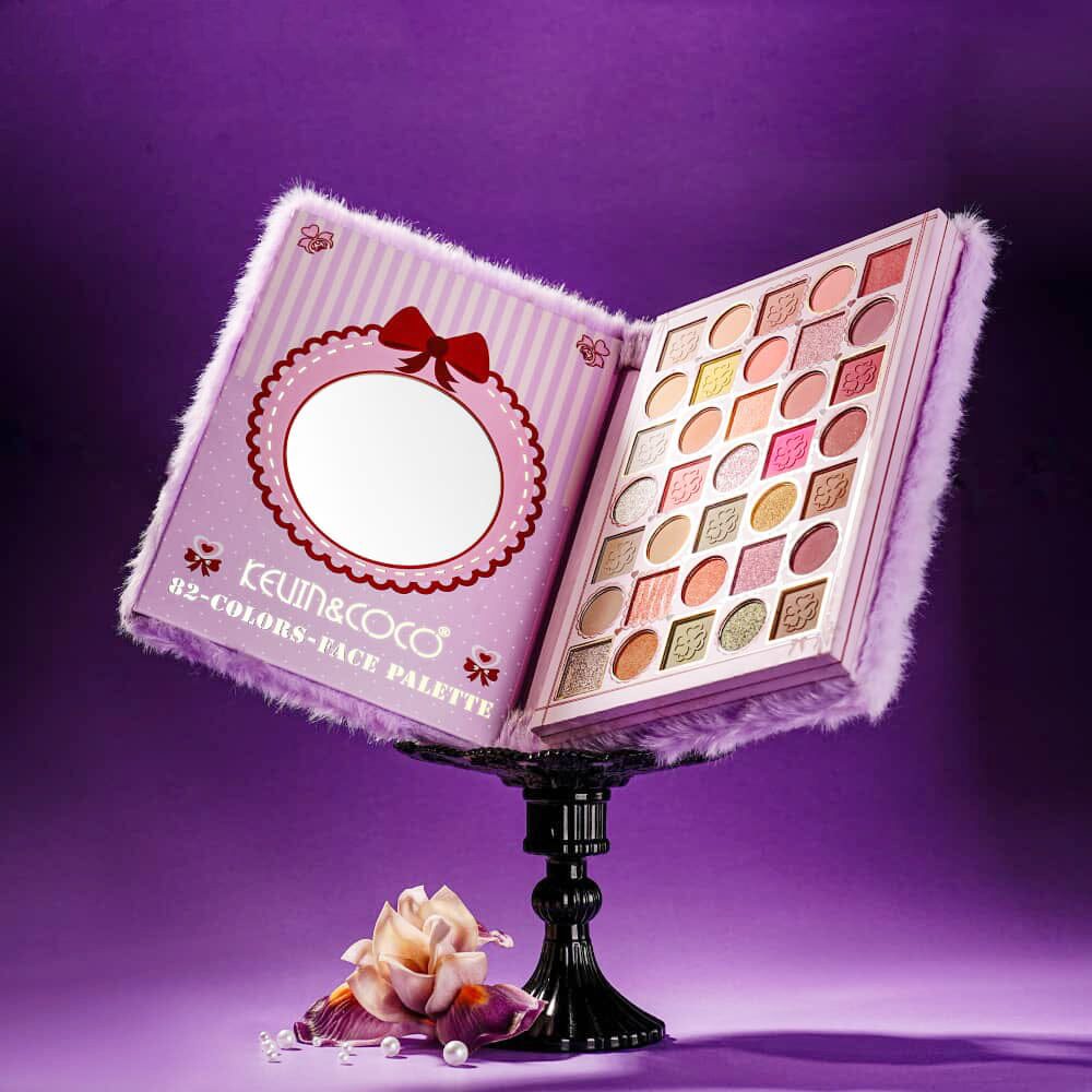 Paleta de Machiaj Tip Carte KEVIN & COCO, Model Purple Plush Bow Palette, 82 Culori, Trusa Completa pentru Ochi si Fata, Farduri, Blush, Iluminator si Contur, Design Catifelat cu Fundita, 22.8 x 17.4 x 4.6 cm, Roz