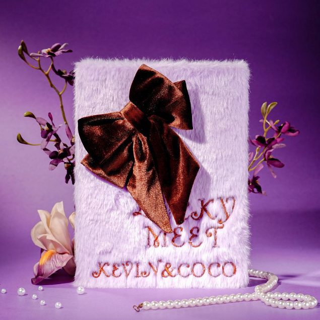 Paleta de Machiaj Tip Carte KEVIN & COCO, Model Purple Plush Bow Palette, 82 Culori, Trusa Completa pentru Ochi si Fata, Farduri, Blush, Iluminator si Contur, Design Catifelat cu Fundita, 22.8 x 17.4 x 4.6 cm, Roz