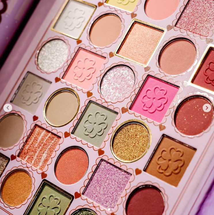 Paleta de Machiaj Tip Carte KEVIN & COCO, Model Purple Plush Bow Palette, 82 Culori, Trusa Completa pentru Ochi si Fata, Farduri, Blush, Iluminator si Contur, Design Catifelat cu Fundita, 22.8 x 17.4 x 4.6 cm, Roz